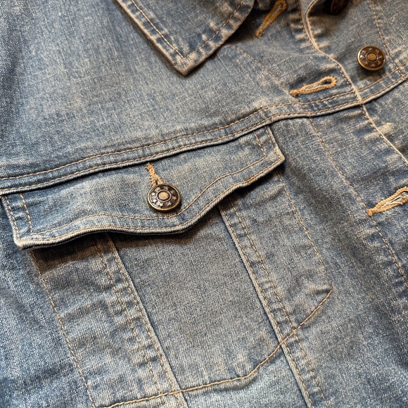 Women’s XL light wash denim jacket. LIVE A LITTLE. $12 light weight, stretchy. - Picture 7 of 7